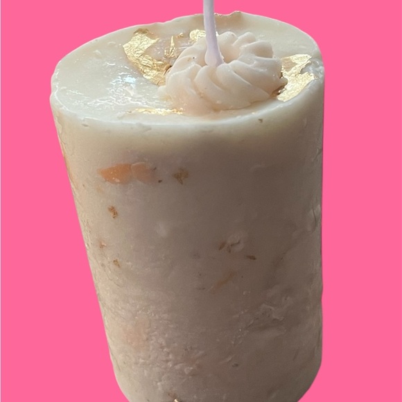 Luxurious White and Gold Scented Candle🕯️ (with donut on top) NO OFFERS - Picture 6 of 7